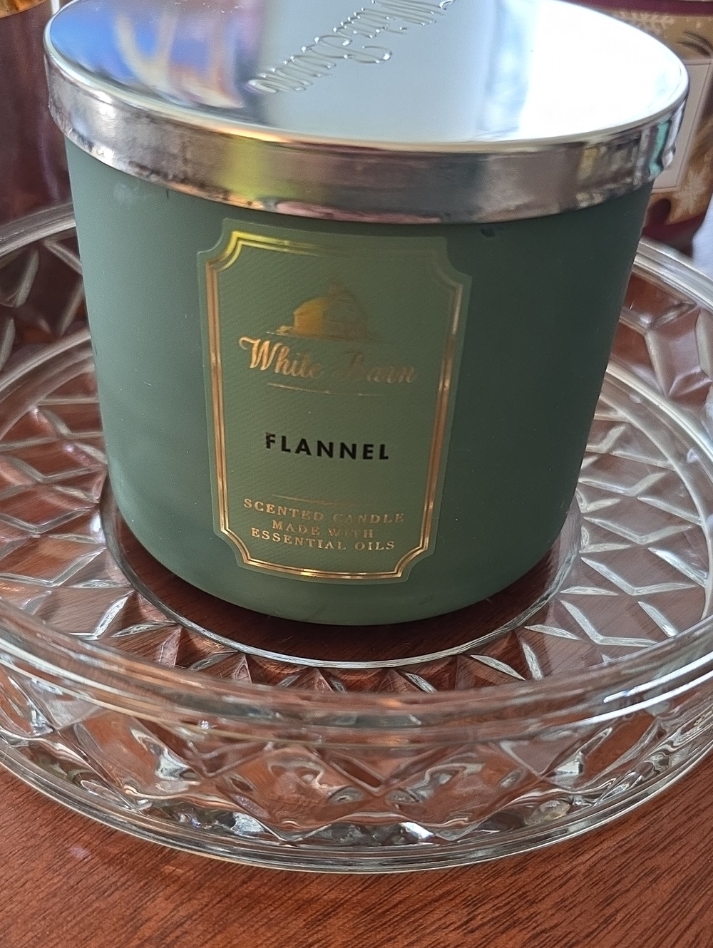White Barn Green Flannel Scented Candle with Metallic Lid